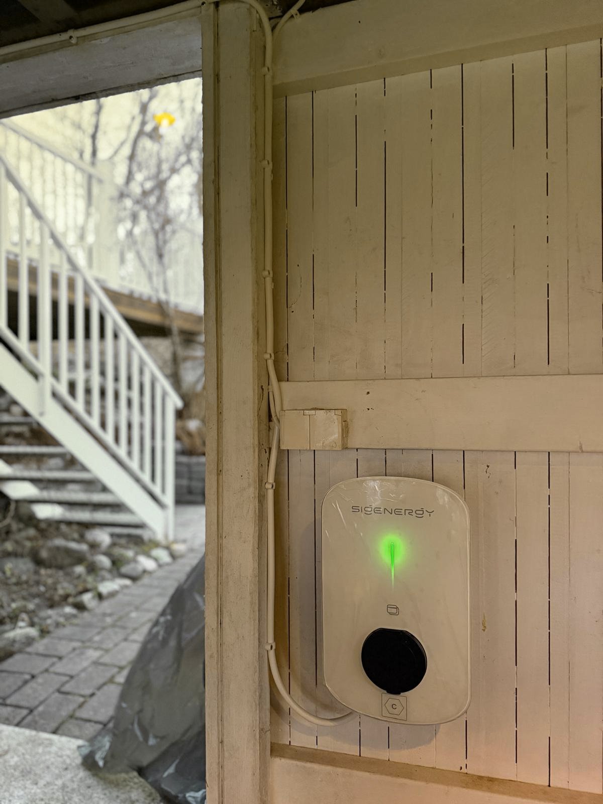 laddbox som hänger på en trävägg