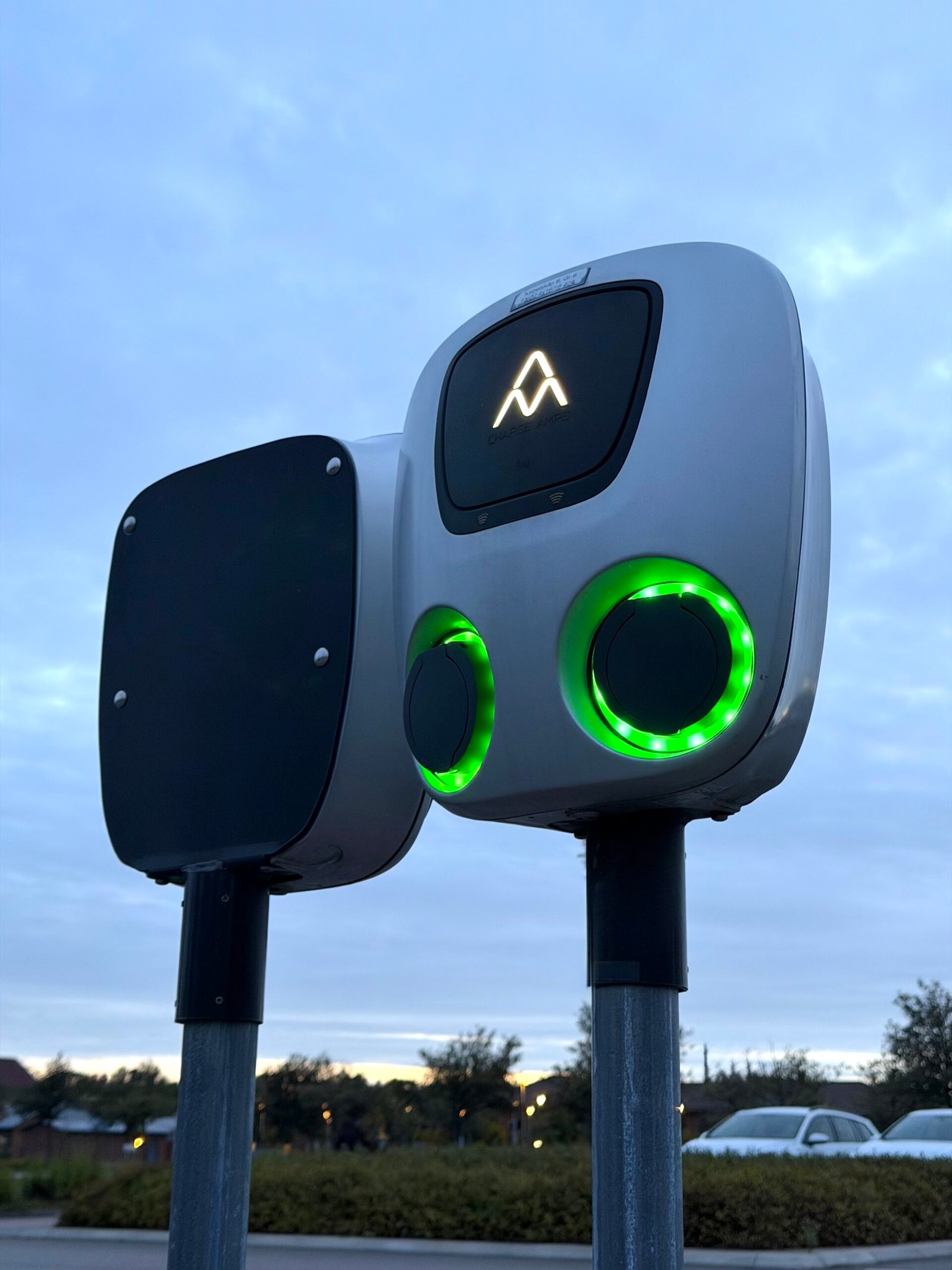Två laddboxar av märket Charge Amps. En vänd bortåt så bakplattan syns